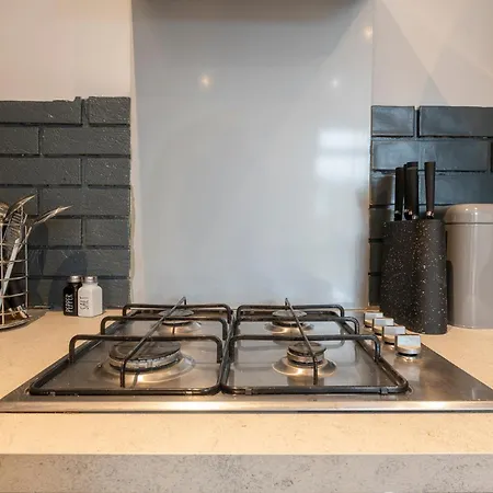 Spacious 4-bed Near Kirkstall & With Parking Ideal For Long & Work Trips Appartement *