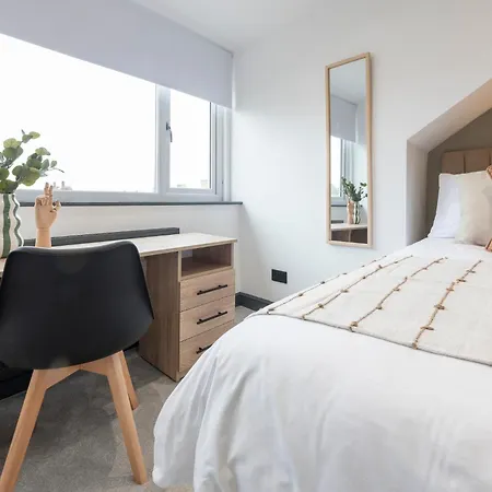 Spacious 4-bed Near Kirkstall & With Parking Ideal For Long & Work Trips Appartement *