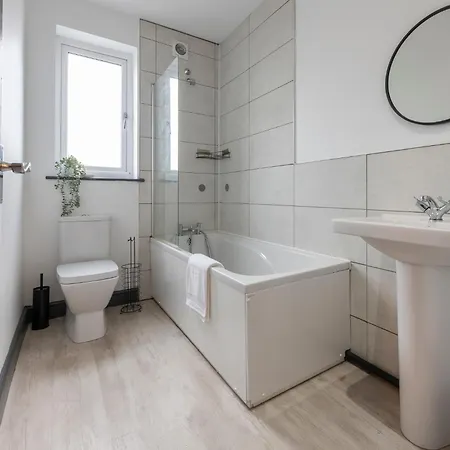 Spacious 4-bed Near Kirkstall & With Parking Ideal For Long & Work Trips Appartement *