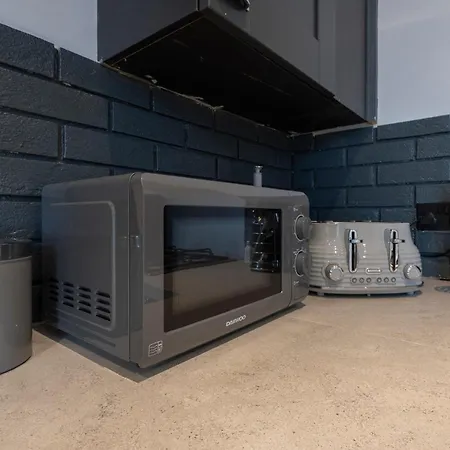 Spacious 4-bed Near Kirkstall & With Parking Ideal For Long & Work Trips Апартаменти *