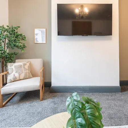 Spacious 4-bed Near Kirkstall & With Parking Ideal For Long & Work Trips *