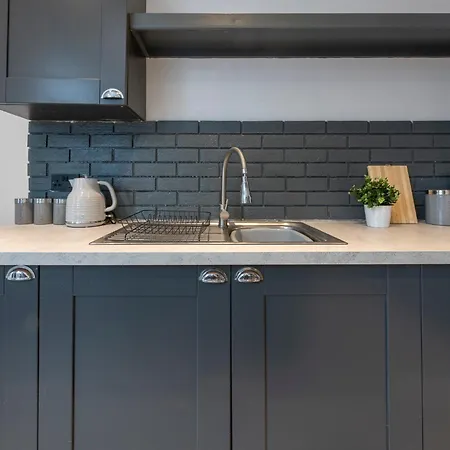 Spacious 4-bed Near Kirkstall & With Parking Ideal For Long & Work Trips Лідс