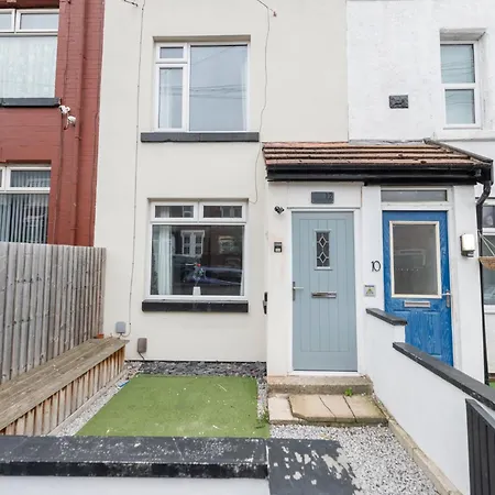 Spacious 4-bed Near Kirkstall & With Parking Ideal For Long & Work Trips