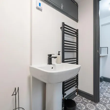 公寓 Spacious 4-bed Near Kirkstall & With Parking Ideal For Long & Work Trips *