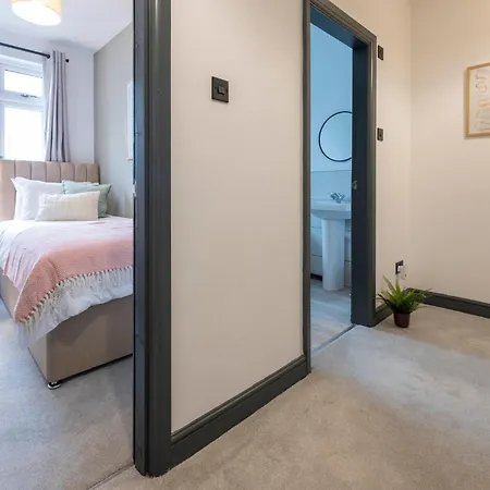 Spacious 4-bed Near Kirkstall & With Parking Ideal For Long & Work Trips דירה *