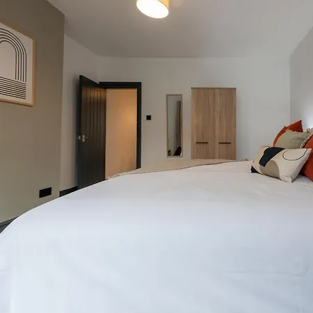 Апартаменти Spacious 4-bed Near Kirkstall & With Parking Ideal For Long & Work Trips *