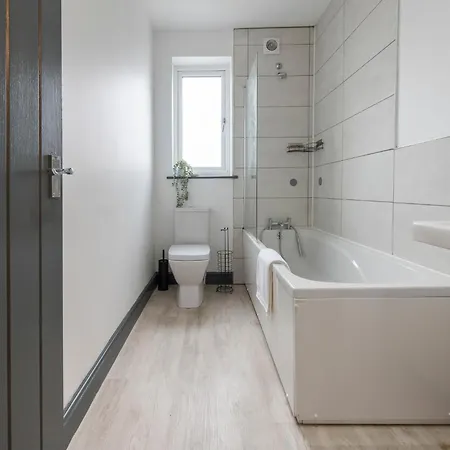 Spacious 4-bed Near Kirkstall & With Parking Ideal For Long & Work Trips