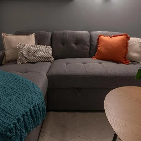 Апартаменти Spacious 4-bed Near Kirkstall & With Parking Ideal For Long & Work Trips