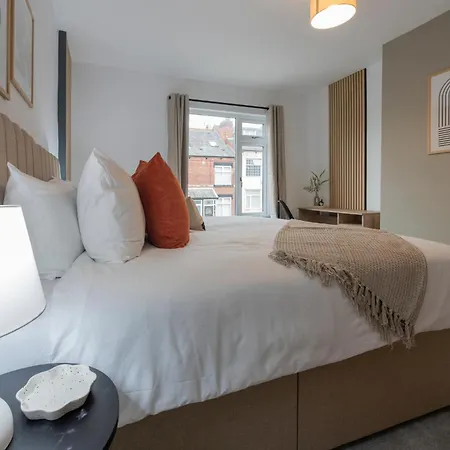 Spacious 4-bed Near Kirkstall & With Parking Ideal For Long & Work Trips