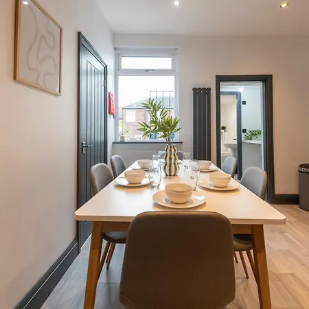 Spacious 4-bed Near Kirkstall & With Parking Ideal For Long & Work Trips 公寓 *
