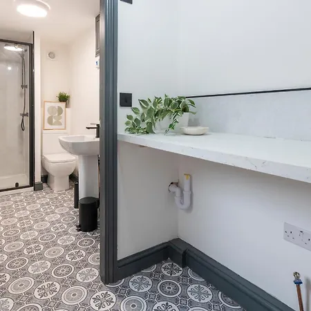 Апартаменти Spacious 4-bed Near Kirkstall & With Parking Ideal For Long & Work Trips *