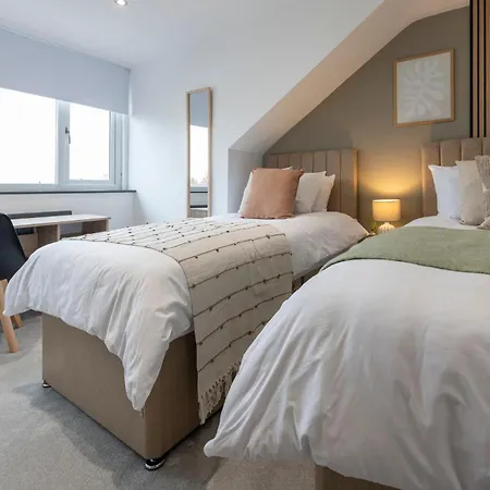 Spacious 4-bed Near Kirkstall & With Parking Ideal For Long & Work Trips 利兹
