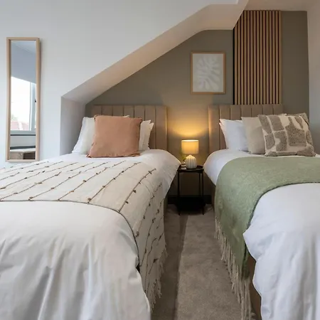 Апартаменти Spacious 4-bed Near Kirkstall & With Parking Ideal For Long & Work Trips *