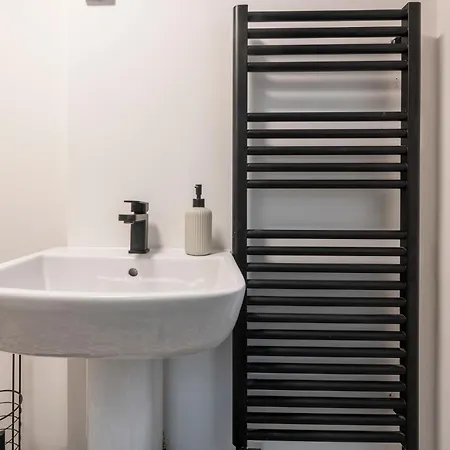 Spacious 4-bed Near Kirkstall & With Parking Ideal For Long & Work Trips