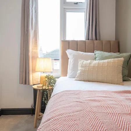 Spacious 4-bed Near Kirkstall & With Parking Ideal For Long & Work Trips *