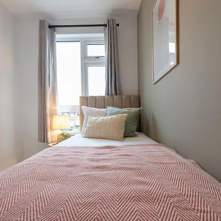 Spacious 4-bed Near Kirkstall & With Parking Ideal For Long & Work Trips * 利兹