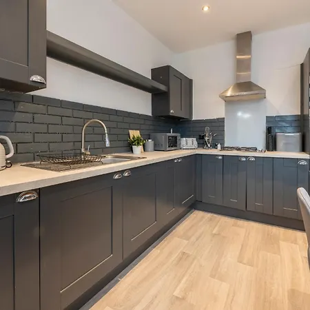 公寓 Spacious 4-bed Near Kirkstall & With Parking Ideal For Long & Work Trips