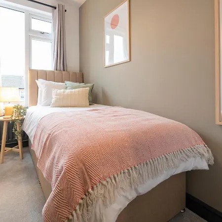 Апартаменти Spacious 4-bed Near Kirkstall & With Parking Ideal For Long & Work Trips *