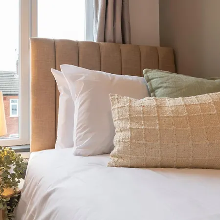 Апартаменти Spacious 4-bed Near Kirkstall & With Parking Ideal For Long & Work Trips Лідс
