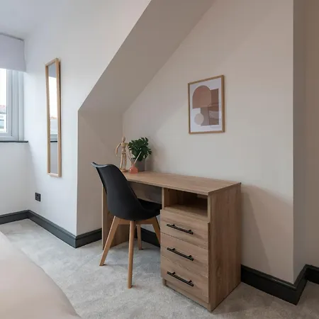 Апартаменти Spacious 4-bed Near Kirkstall & With Parking Ideal For Long & Work Trips *