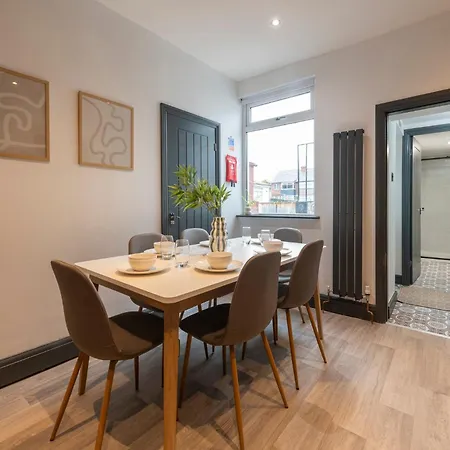 Spacious 4-bed Near Kirkstall & With Parking Ideal For Long & Work Trips 公寓 利兹