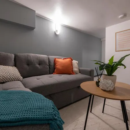 Апартаменти Spacious 4-bed Near Kirkstall & With Parking Ideal For Long & Work Trips *