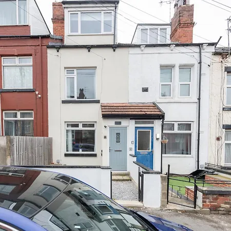 Spacious 4-bed Near Kirkstall & With Parking Ideal For Long & Work Trips 利兹