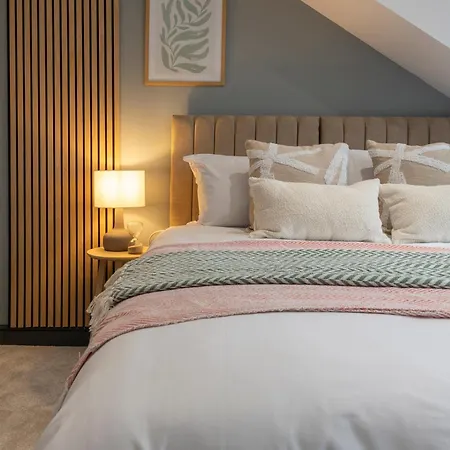 Spacious 4-bed Near Kirkstall & With Parking Ideal For Long & Work Trips 公寓 利兹