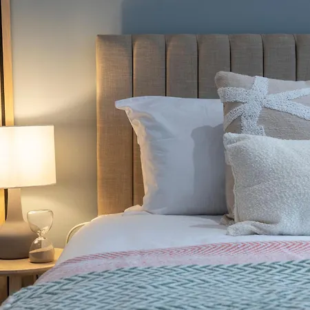 Spacious 4-bed Near Kirkstall & With Parking Ideal For Long & Work Trips 利兹