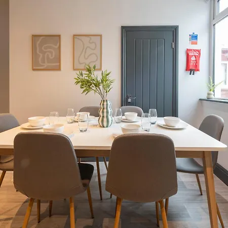 Spacious 4-bed Near Kirkstall & With Parking Ideal For Long & Work Trips * 利兹