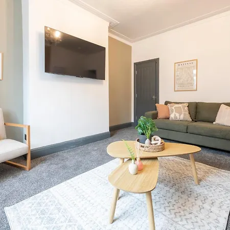 Апартаменти Spacious 4-bed Near Kirkstall & With Parking Ideal For Long & Work Trips Лідс