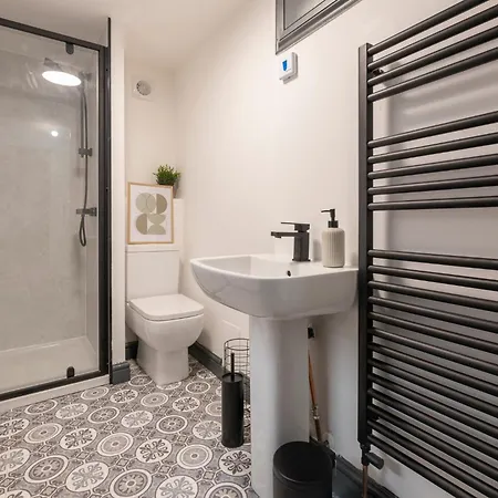 Spacious 4-bed Near Kirkstall & With Parking Ideal For Long & Work Trips 公寓 *