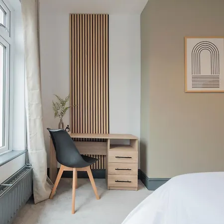 公寓 Spacious 4-bed Near Kirkstall & With Parking Ideal For Long & Work Trips 利兹