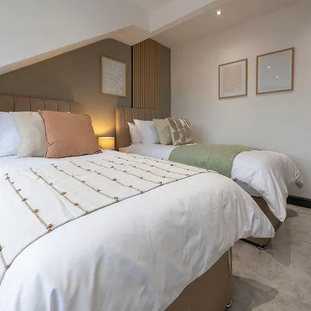 Spacious 4-bed Near Kirkstall & With Parking Ideal For Long & Work Trips Лідс