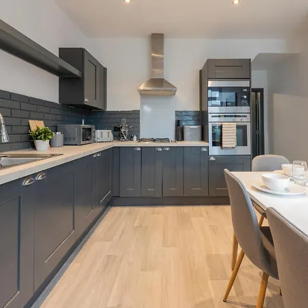 Spacious 4-bed Near Kirkstall & With Parking Ideal For Long & Work Trips