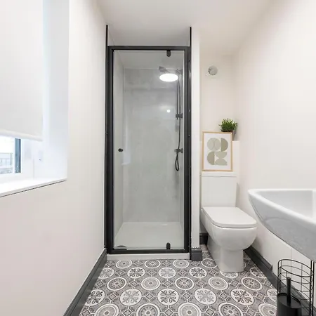 Spacious 4-bed Near Kirkstall & With Parking Ideal For Long & Work Trips Апартаменти