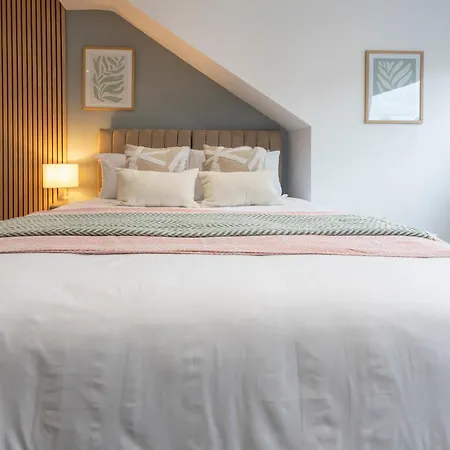 公寓 Spacious 4-bed Near Kirkstall & With Parking Ideal For Long & Work Trips