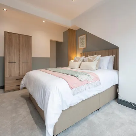 Spacious 4-bed Near Kirkstall & With Parking Ideal For Long & Work Trips דירה *