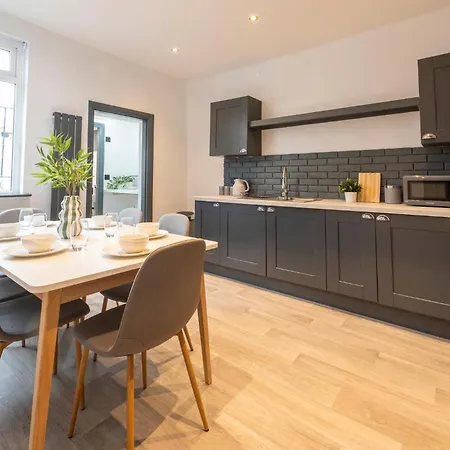 Апартаменти Spacious 4-bed Near Kirkstall & With Parking Ideal For Long & Work Trips Лідс
