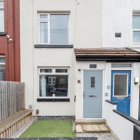 Spacious 4-bed Near Kirkstall & With Parking Ideal For Long & Work Trips דירה לידס
