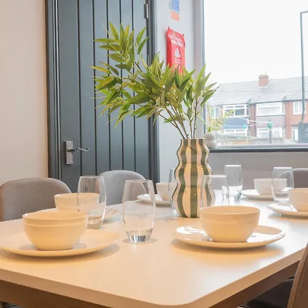 Spacious 4-bed Near Kirkstall & With Parking Ideal For Long & Work Trips * Лідс