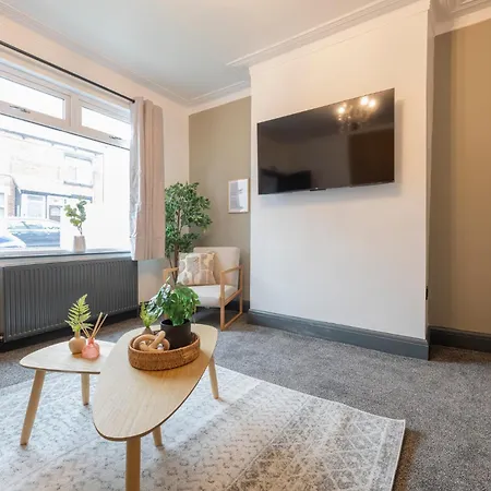 Spacious 4-bed Near Kirkstall & With Parking Ideal For Long & Work Trips