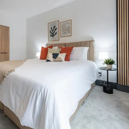 Апартаменти Spacious 4-bed Near Kirkstall & With Parking Ideal For Long & Work Trips *