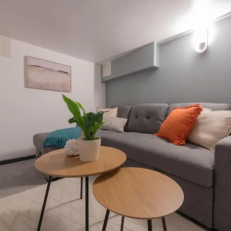 Апартаменти Spacious 4-bed Near Kirkstall & With Parking Ideal For Long & Work Trips Лідс