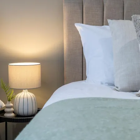 Апартаменти Spacious 4-bed Near Kirkstall & With Parking Ideal For Long & Work Trips