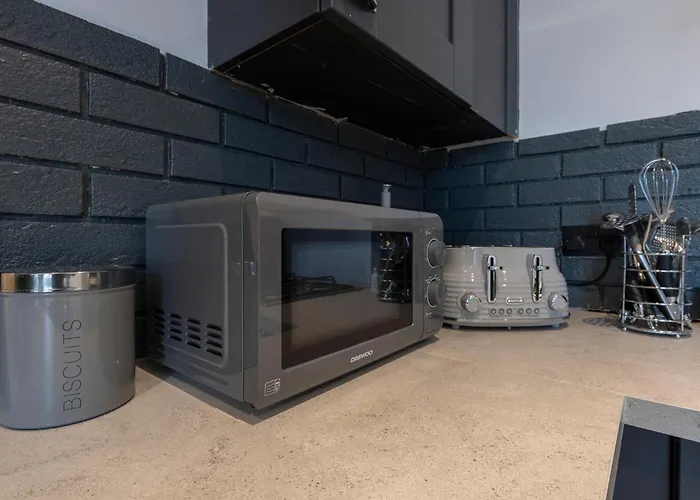 Spacious 4-bed Near Kirkstall & With Parking Ideal For Long & Work Trips 公寓 *