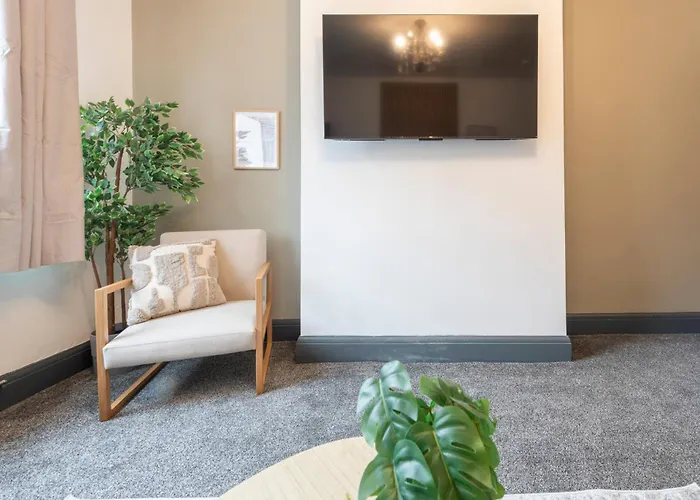 Spacious 4-bed Near Kirkstall & With Parking Ideal For Long & Work Trips *