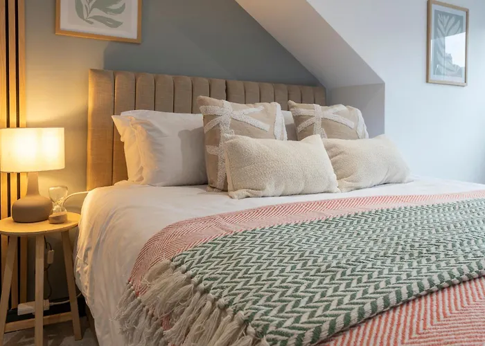 Spacious 4-bed Near Kirkstall & With Parking Ideal For Long & Work Trips 利兹