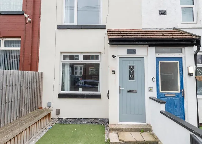 Spacious 4-bed Near Kirkstall & With Parking Ideal For Long & Work Trips