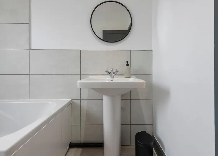 Apartment Spacious 4-bed Near Kirkstall & With Parking Ideal For Long & Work Trips